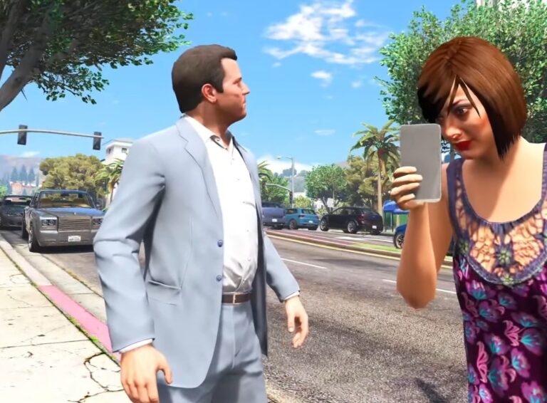 Mistakes in GTA 5 online game in which a lady stands with Michal and hold a mobile phone