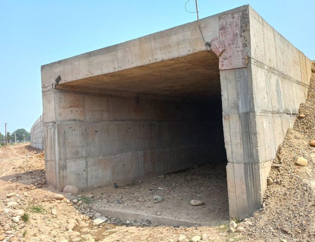 box culvert consists of a 1-meter wide raft, two parallel walls, each 3 meters in height and The overall length is 8 meters.