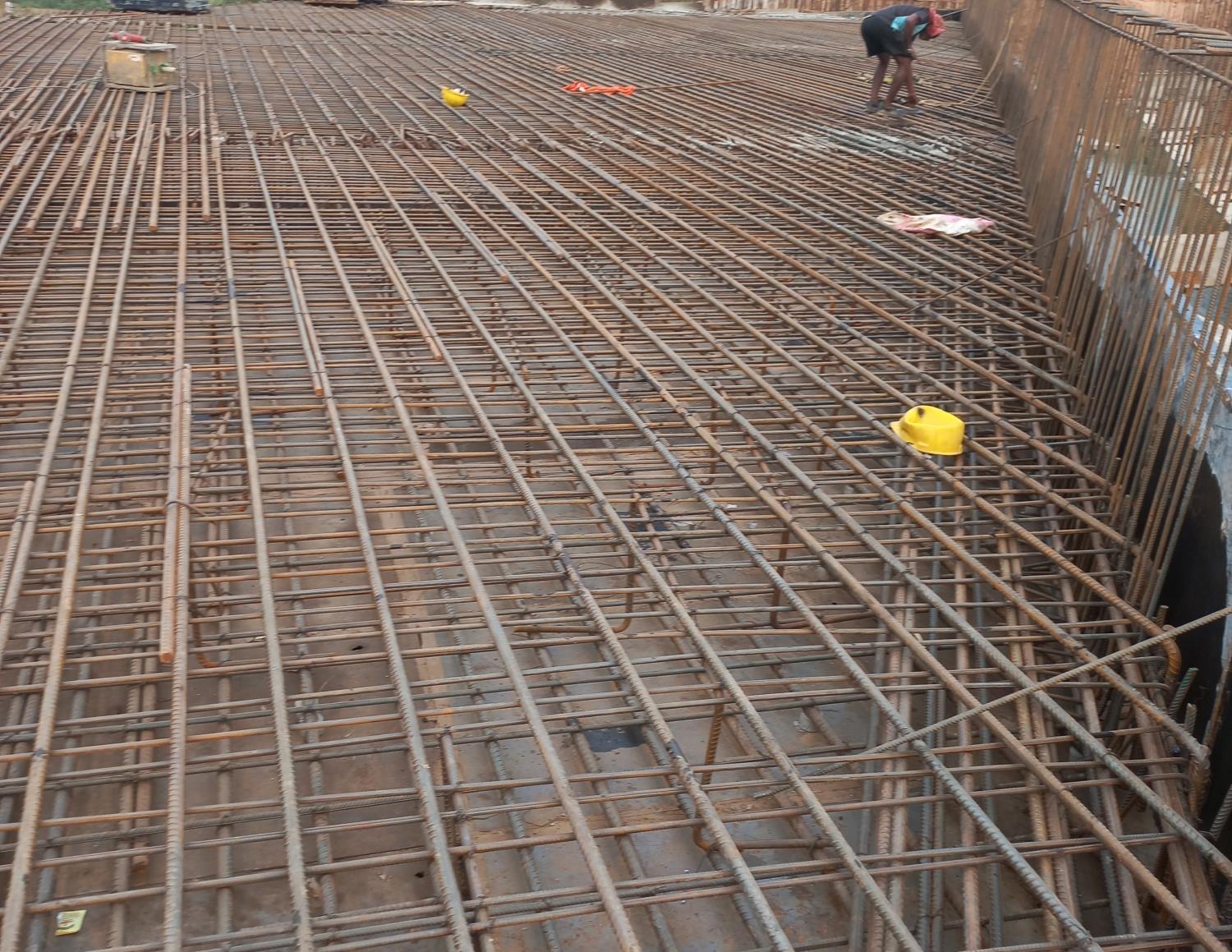 slab top bar steel preparation by construction worker